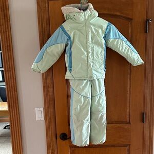 Columbia Youth Winter Coat and Snowpants set in Blue and green.  6 / 6X